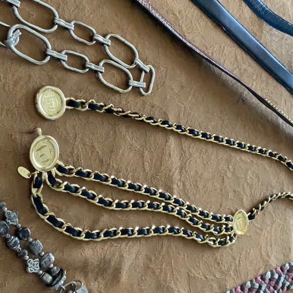 An assortment of 9 belts - Picture 5 of 6